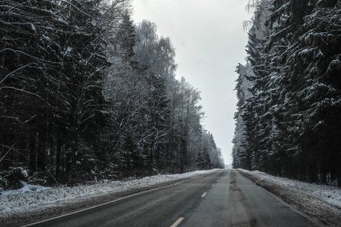 Bir kış yol görüntü ile manzara