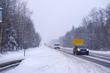 Kış yolda araba