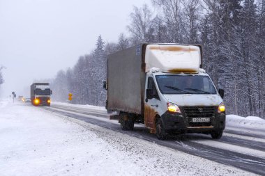 Moscow Region, Serpuchov, Rusya Federasyonu - 24 Aralık 2018: görüntü bir kamyonun bir kış yolda