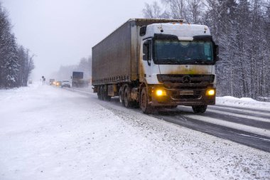 Moscow Region, Serpuchov, Rusya Federasyonu - 24 Aralık 2018: görüntü bir kamyonun bir kış yolda