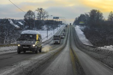 Moscow Region, Serpuchov, Rusya Federasyonu - 24 Aralık 2018: görüntü bir kamyonun bir kış yolda