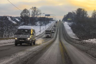 Moscow Region, Serpuchov, Rusya Federasyonu - 24 Aralık 2018: görüntü bir kamyonun bir kış yolda
