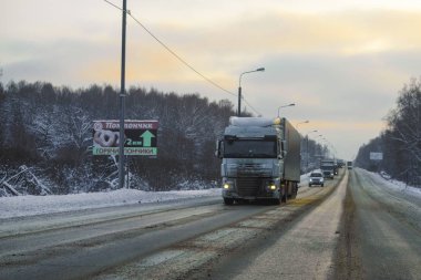 Moscow Region, Serpuchov, Rusya Federasyonu - 24 Aralık 2018: görüntü bir kamyonun bir kış yolda