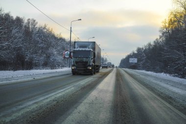 Moscow Region, Serpuchov, Rusya Federasyonu - 24 Aralık 2018: görüntü bir kamyonun bir kış yolda