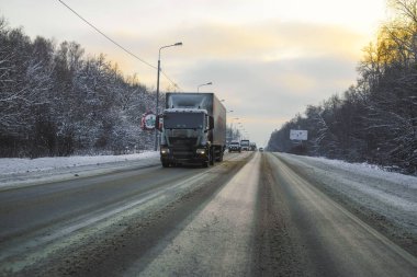 Moscow Region, Serpuchov, Rusya Federasyonu - 24 Aralık 2018: görüntü bir kamyonun bir kış yolda