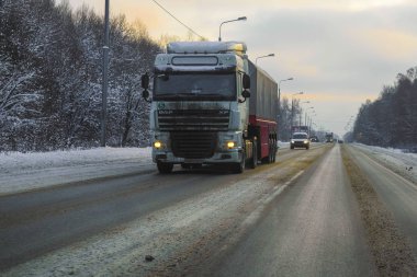 Moscow Region, Serpuchov, Rusya Federasyonu - 24 Aralık 2018: görüntü bir kamyonun bir kış yolda