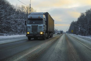 Moscow Region, Serpuchov, Rusya Federasyonu - 24 Aralık 2018: görüntü bir kamyonun bir kış yolda
