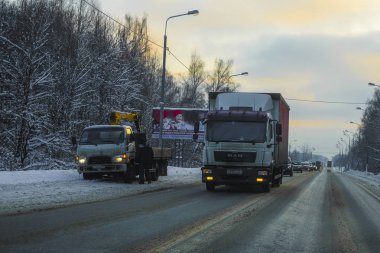 Moscow Region, Serpuchov, Rusya Federasyonu - 24 Aralık 2018: görüntü bir kamyonun bir kış yolda