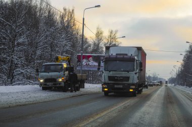 Moscow Region, Serpuchov, Rusya Federasyonu - 24 Aralık 2018: görüntü bir kamyonun bir kış yolda