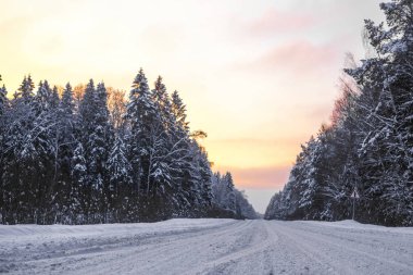gün batımında kış yol