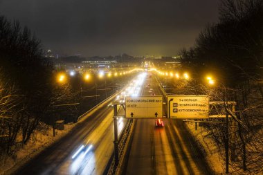 Moskova, Rusya - Aralık, 16, 2018: gece trafik Moskova Caddesi üzerinde