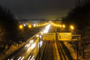 Moskova, Rusya - Aralık, 16, 2018: gece trafik Moskova Caddesi üzerinde