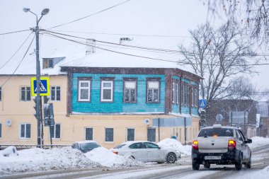 Rusya, olmasina - Ocak, 4, 2019: kar yağışı sırasında olmasina şehir de yol arabalar görüntüsünü