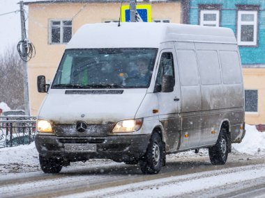 Rusya, olmasina - Ocak, 4, 2019: kar yağışı Zaraysk şehir giden yolda araba görüntüsünü