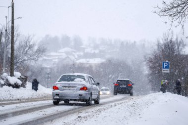 Rusya, olmasina - Ocak, 4, 2019: kar yağışı sırasında olmasina şehir de yol arabalar görüntüsünü