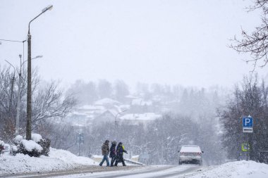 Rusya, olmasina - Ocak, 4, 2019: kar yağışı sırasında olmasina şehir de yol arabalar görüntüsünü