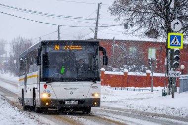 Rusya, olmasina - Ocak, 4, 2019: kar yağışı sırasında şehir Zaraysk yolda otobüs
