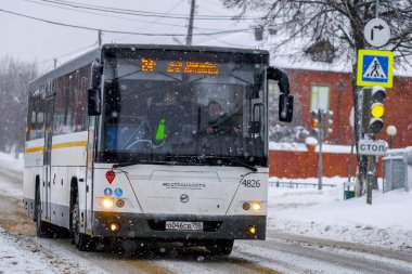 Rusya, olmasina - Ocak, 4, 2019: kar yağışı sırasında şehir Zaraysk yolda otobüs