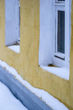 Sarı duvar ile bir kış evin cephe