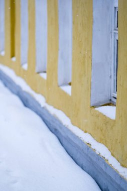 Sarı duvar ile bir kış evin cephe