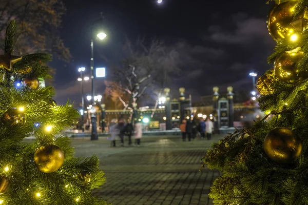 Moskova Sokaklarında Dekore Edilmiş Noel Ağacına Görüntüsünü — Stok fotoğraf