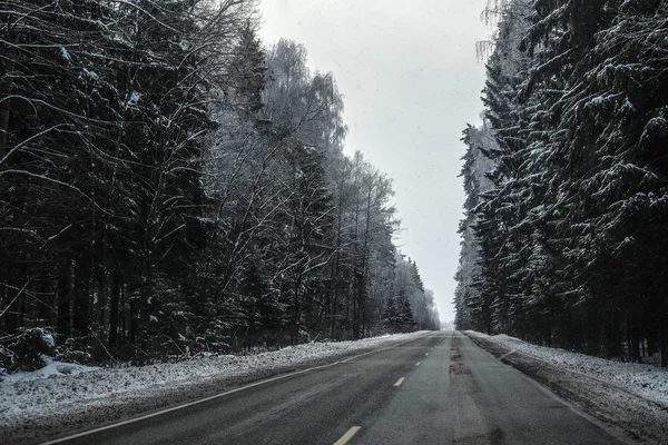Bir kış yol görüntü ile manzara