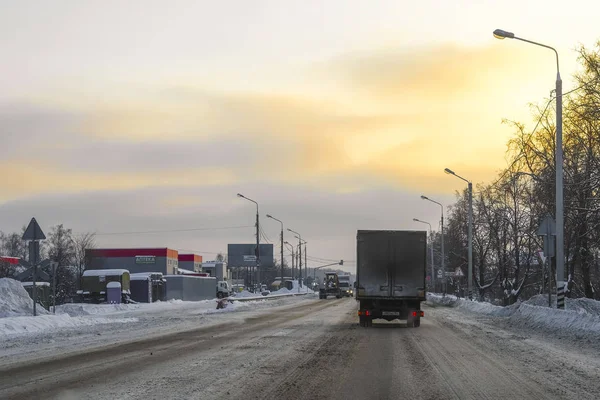 겨울도로에 트럭의 모스크바 Serpuchov 러시아 2018 이미지 — 스톡 사진