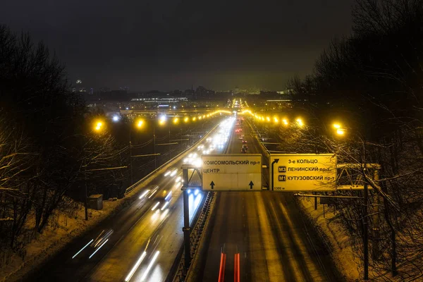 Moskova Rusya Aralık 2018 Gece Trafik Moskova Caddesi Üzerinde — Stok fotoğraf