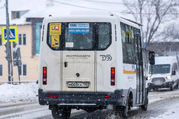 Rusia Zaraysk Enero 2019 Autobús Carretera Ciudad Zaraysk Durante Nevada — Foto de Stock