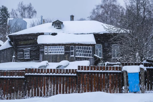 降雪のザライスクに農村のロッジのイメージ — ストック写真
