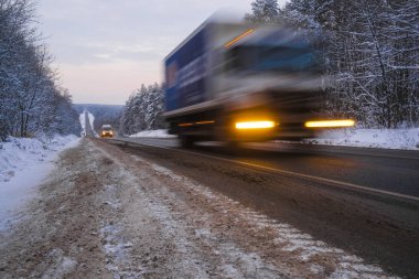  görüntü bir kamyonun bir kış yolda