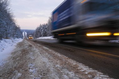  görüntü bir kamyonun bir kış yolda