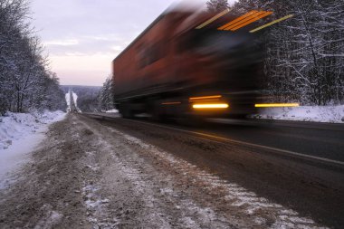  görüntü bir kamyonun bir kış yolda