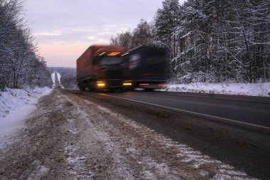  görüntü bir kamyonun bir kış yolda