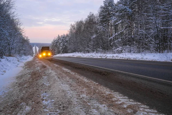 Görüntü Bir Kamyonun Bir Kış Yolda — Stok fotoğraf