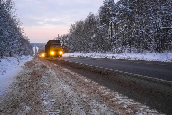 Imagem Caminhão Uma Estrada Inverno — Fotografia de Stock