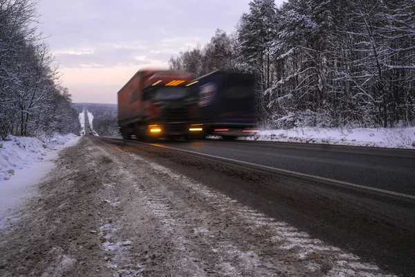 Afbeelding Van Een Vrachtwagen Een Winter Weg — Stockfoto