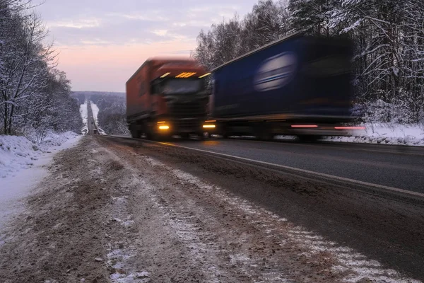 Afbeelding Van Een Vrachtwagen Een Winter Weg — Stockfoto