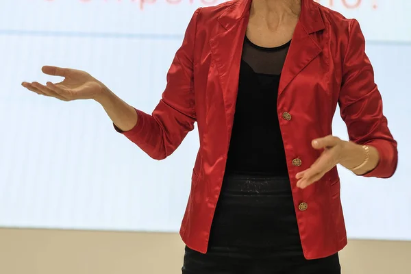 Bir Konferansta Konuşmacı Kadın — Stok fotoğraf