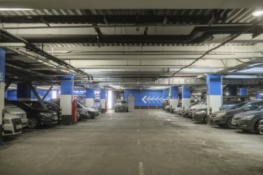 Moskova, Rusya - Mart, 2, 2019: Moskova'da Crocus Expo Center'da otopark bir yeraltı araçlarda