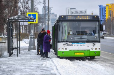 Moskova, Rusya - Mart, 4, 2019: otobüs durağı ve yolcu yakın duran otobüs, görüntü