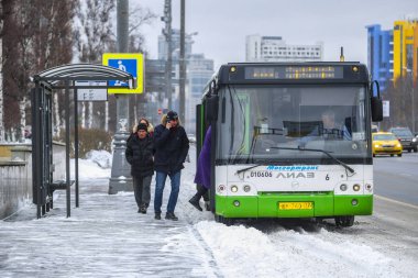 Moskova, Rusya - Mart, 4, 2019: otobüs durağı ve yolcu yakın duran otobüs, görüntü