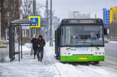 Moskova, Rusya - Mart, 4, 2019: otobüs durağı ve yolcu yakın duran otobüs, görüntü