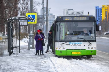 Moskova, Rusya - Mart, 4, 2019: otobüs durağı ve yolcu yakın duran otobüs, görüntü
