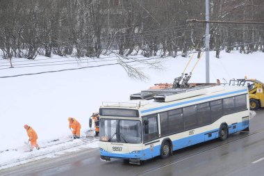 Moskova, Rusya - Mart, 4, 2019: kar temizleme yolu ile geçen otobüs boyunca Moskova komün insanlar tarafından görüntüsünü