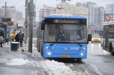 Moskova, Rusya - Mart, 4, 2019: otobüs durağı ve yolcu yakın duran otobüs, görüntü