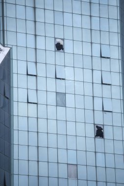 görüntü duvardaki bir terk edilmiş ofis binası