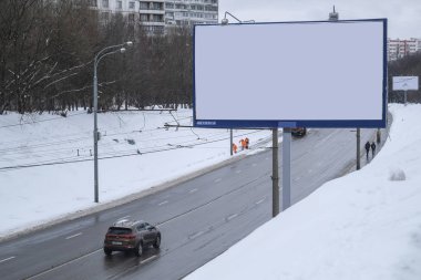 Moskova, Rusya - Mart, 4, 2019: bir reklam stand Moskova'da kış karayolu üzerinde bir araba görüntüsünü