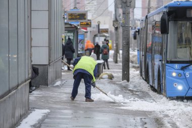 Moskova, Rusya - Mart, 4, 2019: kar otobüs durağı yakınında Moskova'da komün insanlar tarafından Temizleme görüntüsünü