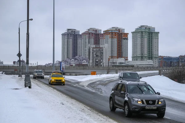 Moscou Rússia Março 2019 Imagem Carros Dirigindo Estrada Inverno Contra — Fotografia de Stock